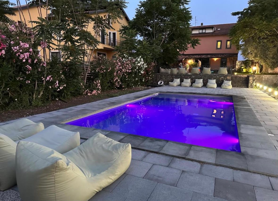 Piscina con illuminazione notturna